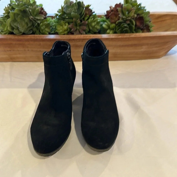 Blondo Women's Black Suede Villa Waterproof Ankle Bootie size 6 EUC - Picture 2 of 7